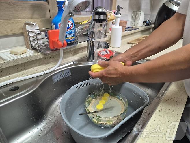 강원 강릉지역 저수조 용량 100톤 이상 아파트 113곳에 대한 시간제 제한급수가 풀린 지난 9월 19일 저녁 강릉 회산동의 한 아파트 주민이 수돗물을 이용해 설거지를 하고 있다. ⓒ News1 윤왕근 기자