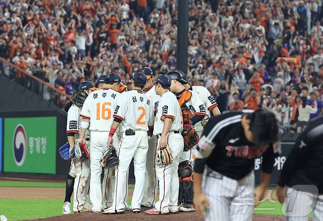 26일 오후 대전 한화생명 볼파크에서 열린 프로야구 '2025 신한 SOL뱅크 KBO 리그' LG 트윈스와 한화 이글스의 경기, 4대1로 승리한 한화 선수들이 기쁨을 나누고 있다. 2025.9.26/뉴스1 ⓒ News1 김진환 기자