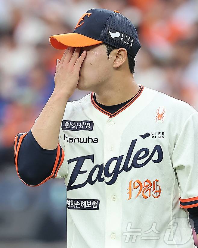 27일 오후 대전 한화생명 볼파크에서 열린 프로야구 '2025 신한 SOL뱅크 KBO 리그' LG 트윈스와 한화 이글스의 경기, 한화 선발 문동주가 1회초 2사 1,2루 상황 강판을 앞두고 아쉬워하고 있다. 2025.9.27/뉴스1 ⓒ News1 김진환 기자