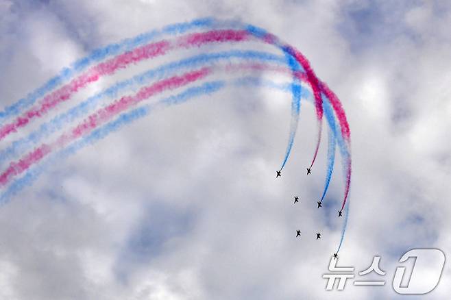 27일 오후 대한민국 공군특수비행팀 블랙이글스가 경주국가유산야행이 열린 경북 경주시 월정교 상공에서 에어쇼를 펼치고 있다. 2025.9.27/뉴스1 ⓒ News1 최창호 기자