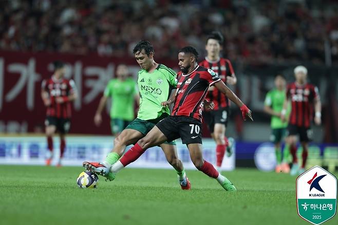 전북과 서울의 경기 모습(한국프로축구연맹 제공)