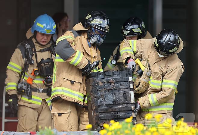 27일 오후 대전 유성구 국가정보자원관리원 화재현장에서 소방당국 관계자들이 소실된 리튬이온배터리에 대한 반출 작업을 하고 있다. 2025.9.27/뉴스1 ⓒ News1 김진환 기자