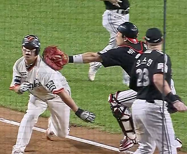 박동원이 빈 글러브로 노시환을 태그하는 장면. 사진 | 티빙