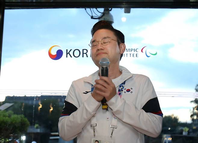 배동현 선수단장이 프랑스 파리 8구 선착장에서 열린 2024 파리 패럴림픽 한국 선수단의 밤 행사에서 인사말을 하다 울컥한 듯 잠시 눈을 감고 있다. 사진 | 대한장애인체육회