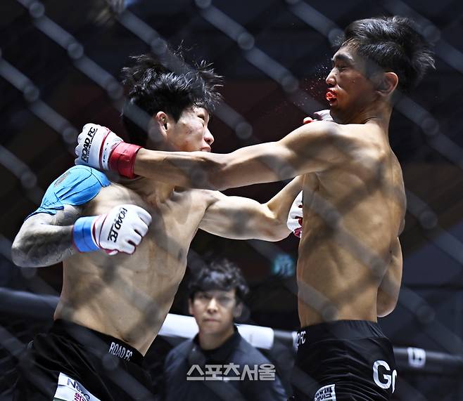 조수환(왼쪽)이 최강민에게 강력한 펀치를 성공시키고 있다. 이주상기자 rainbow@sportsseoul.com