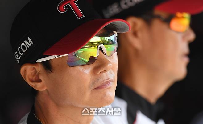 LG 염경엽 감독이 수원 KT위즈파크에서 열린 2025 KBO리그 KT와의 더블헤더 1차전에서 선수들의 플레이를 지켜보고 있다. 수원 | 박진업 기자 upandup@sportsseoul.com