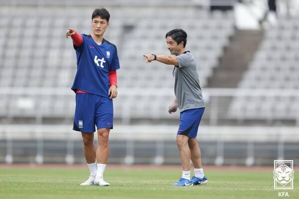 한국 축구 대표팀 미드필더 박용우와 주앙 아로소 코치. /사진=대한축구협회