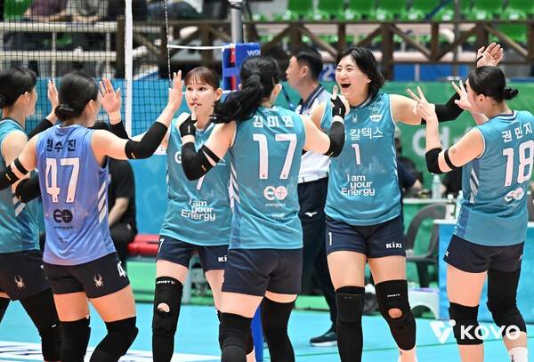 27일 여수진남체육관에서 치러진 한국도로공사와의 2025 여수·NH농협컵 프로배구대회 여자부 준결승전에서 GS칼텍스 선수단이 득점 후 기뻐하고 있다. /사진=한국배구연맹