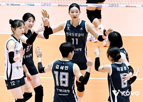 27일 여수진남체육관에서 치러진 GS칼텍스와의 2025 여수·NH농협컵 프로배구대회 여자부 준결승전에서 한국도로공사 선수단이 득점 후 기뻐하고 있다. /사진=한국배구연맹