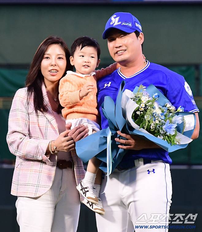 26일 부산 사직야구장에서 열린 KBO리그 롯데와 삼성의 경기. 오승환 은퇴투어가 열렸다. 가족과 함께 기념 포즈를 취하고 있는 오승환. 부산=송정헌 기자songs@sportschosun.com/2025.09.26/