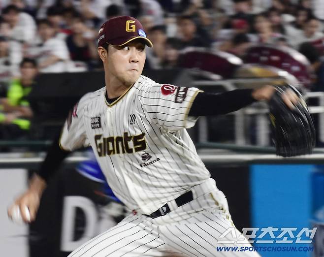 최고 구속 160km. 힘차게 투구하는 롯데 윤성빈.