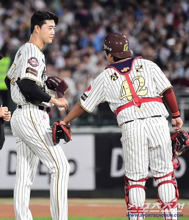 26일 부산 사직야구장에서 열린 KBO리그 롯데와 삼성의 경기. 5회초 2사 만루. 마운드를 내려가는 롯데 윤성빈. 부산=송정헌 기자songs@sportschosun.com/2025.09.26/