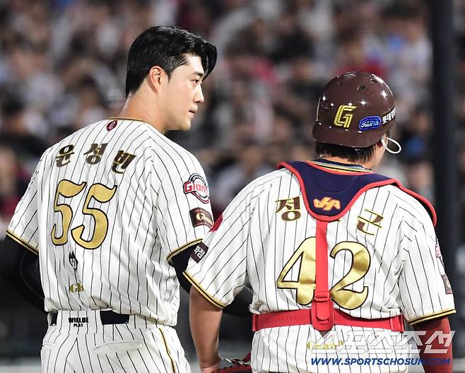 3이닝 무실점 투구. 5회초 2사 만루. 마운드를 내려가는 롯데 윤성빈.