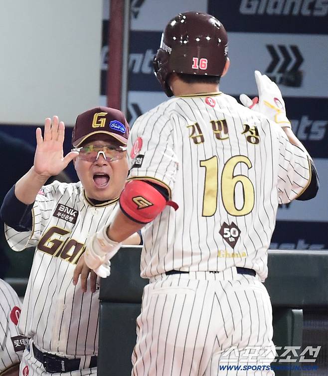 26일 부산 사직야구장에서 열린 KBO리그 롯데와 삼성의 경기. 7회말 2사 만루. 역전 만루 홈런을 날린 롯데 김민성. 부산=송정헌 기자songs@sportschosun.com/2025.09.26/