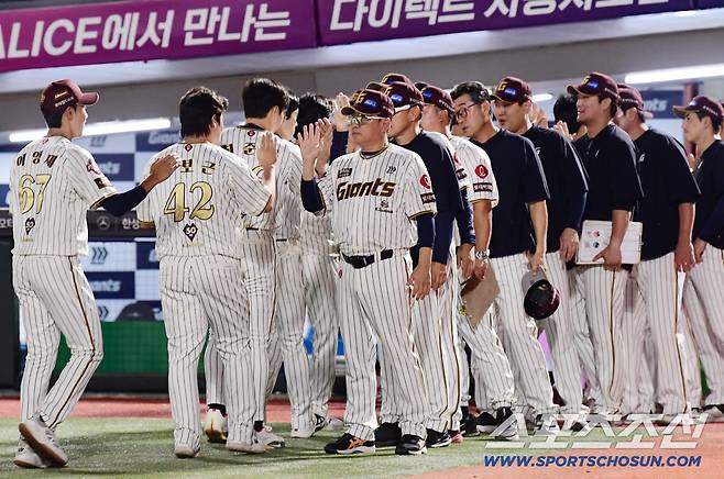 26일 부산 사직야구장에서 열린 KBO리그 롯데와 삼성의 경기. 롯데가 삼성에 10대 9로 승리했다. 경기 종료 후 선수들과 하이파이브를 나누고 있는 김태형 감독. 부산=송정헌 기자songs@sportschosun.com/2025.09.26/