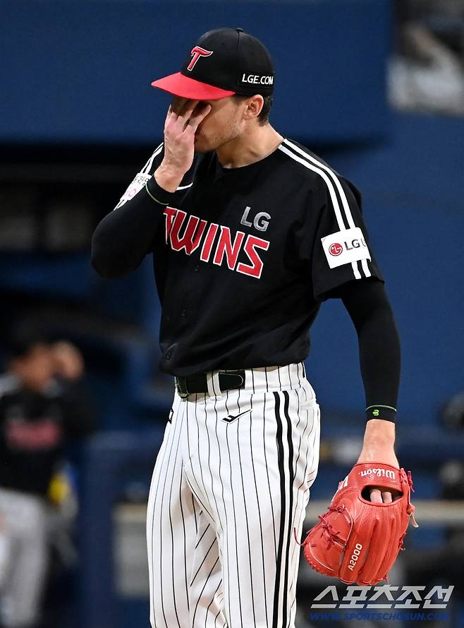 9일 고척스카이돔에서 열린 LG와 키움의 경기, 4회말 1사 1,3루 키움 임지열에[ 역전 3점홈런을 내준 LG 톨허스트가 아쉬워하며 땀을 닦아내고 있다. 고척=허상욱 기자wook@sportschosun.com/2025.09.09/