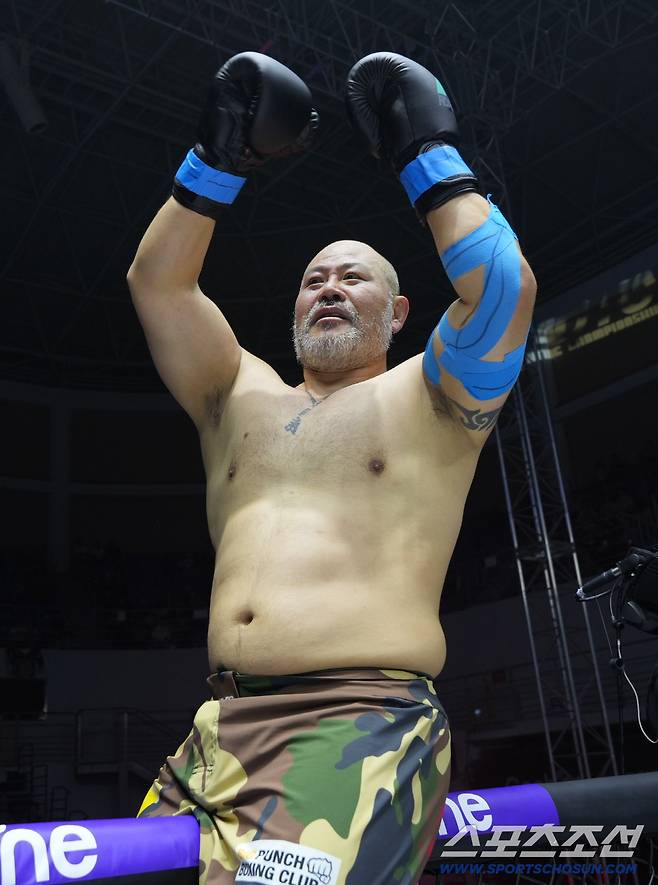 금광산이 허재혁을 KO로 승리한 뒤 케이지에 올라가 기뻐하고 있다. 사진제공=로드FC