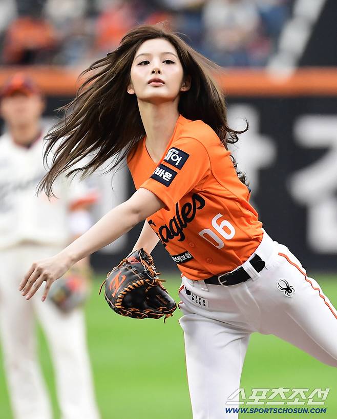 걸그룹 엔믹스(NMIXX) 설윤이 시구를 했다. 힘차게 시구하는 설윤.