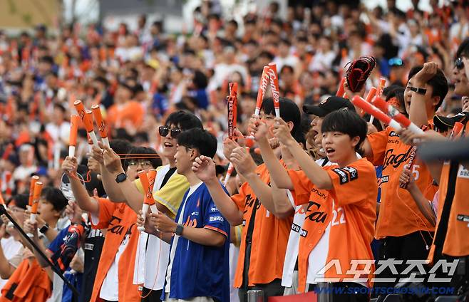 30일 대전 한화생명볼파크에서 열린 한화 이글스와 삼성 라이온즈의 경기. 관중석을 가득 메운 한퐈 팬들이 열띤 응원전을 펼치고 있다. 대전=박재만 기자 pjm@sportschosun.com/2025.07.30/