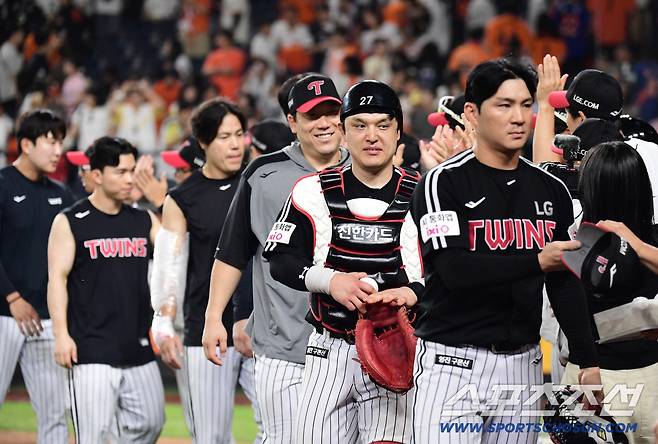 27일 대전 한화생명볼파크에서 열린 KBO리그 한화와 LG의 경기. LG가 한화에 승리했다. 경기 종료 후 하이파이브를 나누고 있는 LG 선수들. 대전=송정헌 기자songs@sportschosun.com/2025.09.27/
