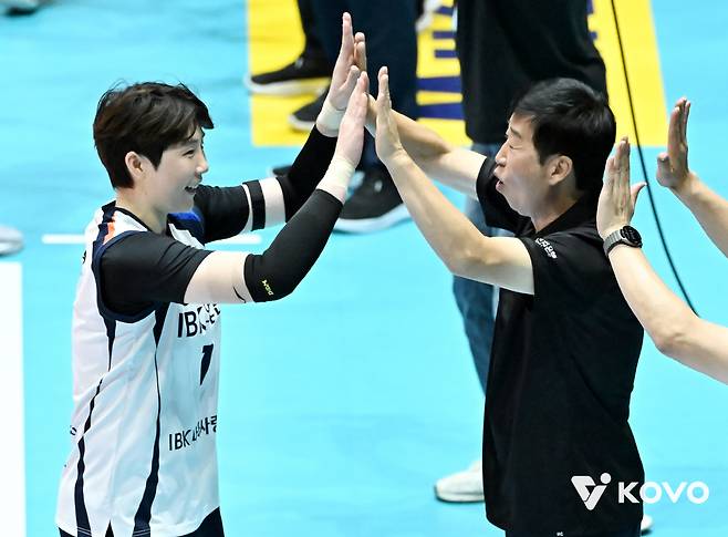 IBK기업은행 이소영(왼쪽)과 하이파이브하는 김호철 감독. 사진제공=KOVO
