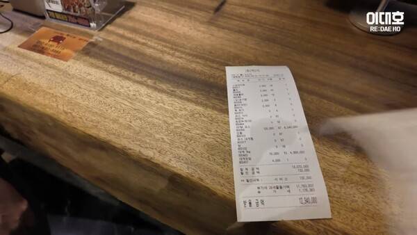 경남고 후배들에게 대게를 대접한 이대호. ⓒ유튜브 채널 '이대호' 캡처