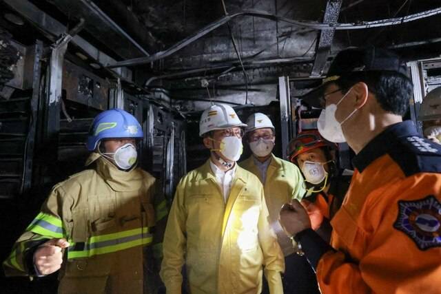 김 총리는 이날 동행한 윤호중 행정안전부 장관에게 "복구에 차질이 예상돼 국민들에게 피해를 줄 수 있는 시스템은 최대한 빨리 파악해 투명하게 공개해달라"고 당부했다. /국무총리실
