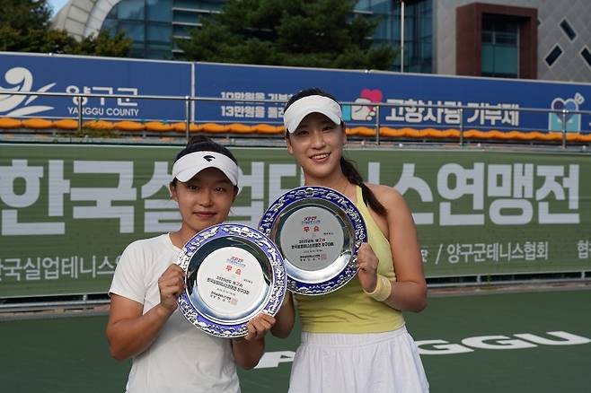 여자복식 우승의 문정 김채리 조