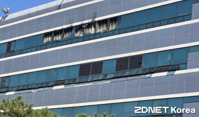 불이난 국가정보자원관리원 5층 전산실. 통유리 7개를 화재진압 및 배연을 위해 뜯어 냈다.