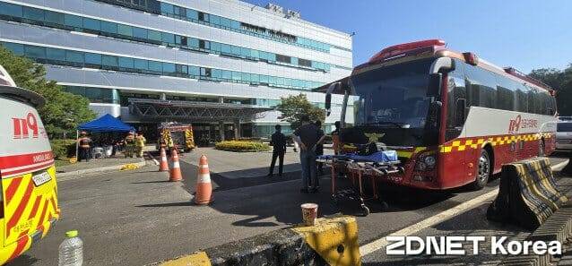27일 오전 11시 현재 화재 현장. 랙에서 배터리 분리 및 배연작업이 진행 중이다.
