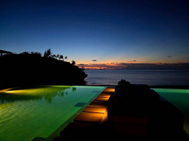 로즈우드 미야코지마 메인 수영장에서 바라본 노을. 인구 5만 명의 작은 섬. 미야코지마의 밤은 고요하고 적막하다. /조유미 기자