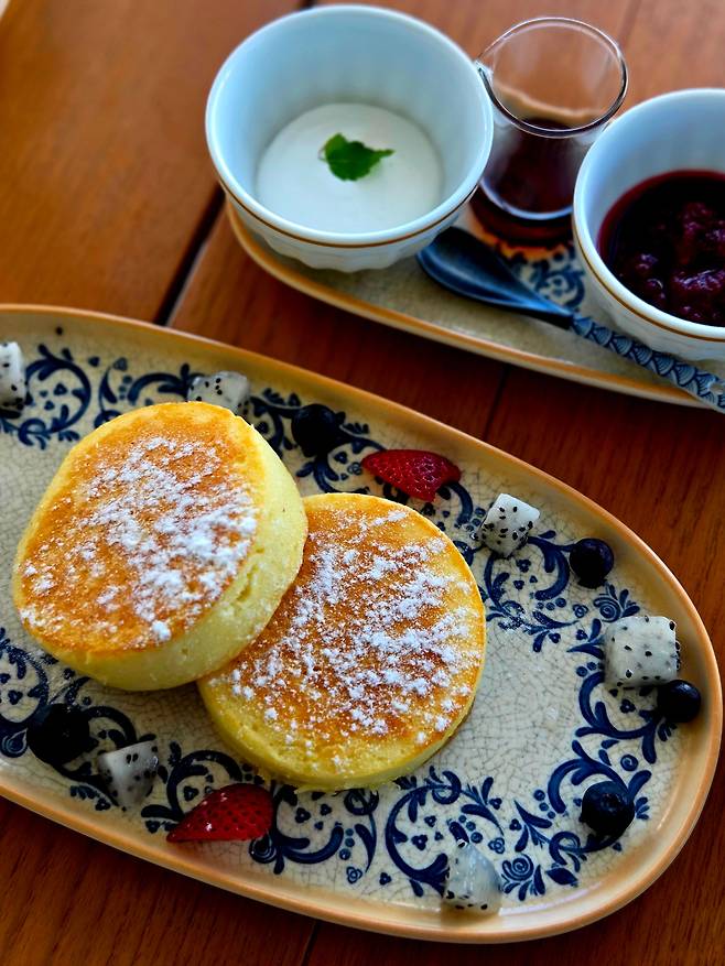 리조트 내부 레스토랑 ‘나기(고요한 바다)’의 조식 팬케이크. 달콤. /조유미 기자