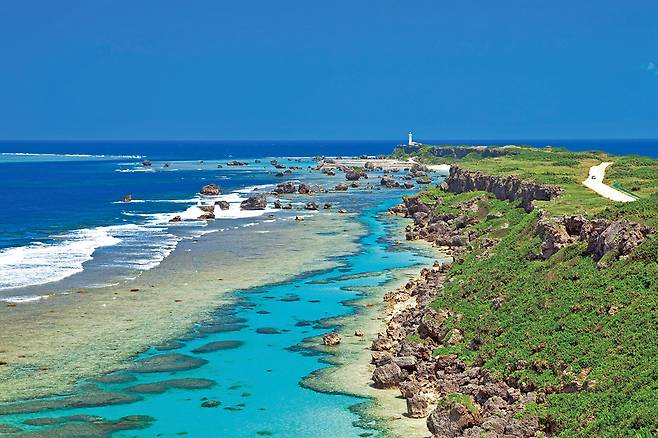 1771년 쓰나미에 떠밀려 온 거대한 암석들을 감상할 수 있는 히가시헨나 곶. /OCVB