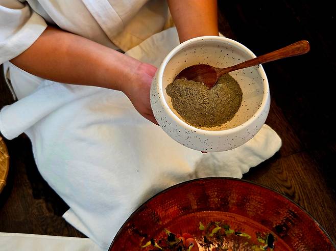 리조트 내 ‘아사야 스파’. 준비된 대나무 바구니 위에는 미야코지마산 소금과 쌀가루, 해저에서 채취한 천연 진흙 ‘쿠챠’ 등이 가지런히 담겨 있었다. /조유미 기자