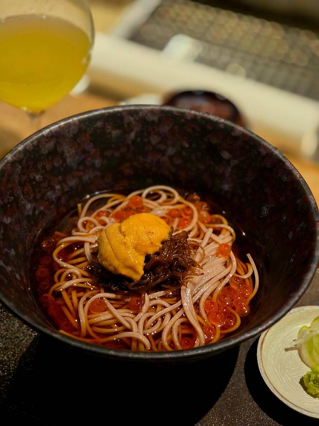 메밀국수 위에 황금빛 우니와 붉은 보석을 닮은 연어알, 진한 향의 모즈쿠를 올려낸 소바가 일품. /조유미 기자