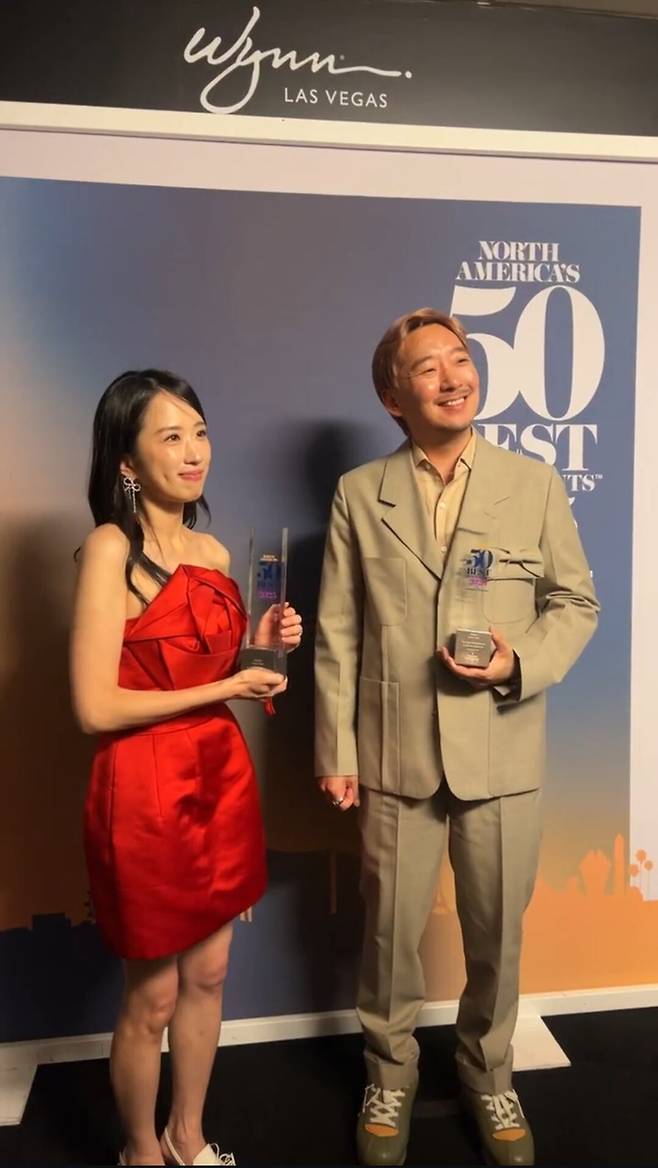 25일 미국 라스베이거스에서 열린 'North America's 50 Best Restaurants' 발표 현장에 참석한 아토믹스 박정현 셰프(오른쪽)와 아내 박정은 대표/The World's 50 Best Restaurants