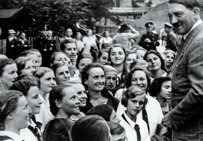 젊은 여성 지지자들에게 둘러싸인 히틀러. 나치는 히틀러 유겐트와 독일소녀연맹 같은 단체를 세워 청소년과 청년을 적극적으로 끌어들였다./책과함께