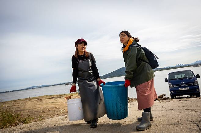 당일 잡은 고기는 싱싱할 때 육지 수조로 옮긴다. /이건송 영상미디어 기자