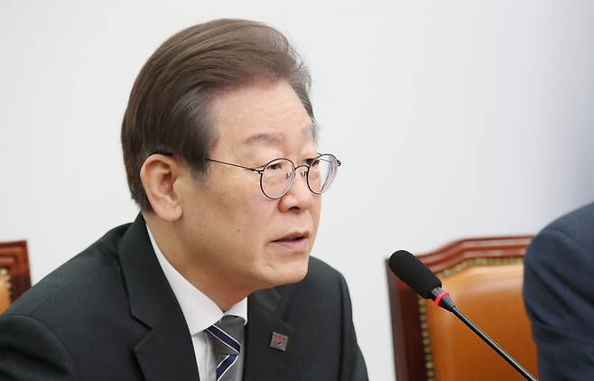 이재명 대통령이 더불어민주당 대표였던 지난 2023년 11월 27일 서울 여의도 국회에서 열린 최고위원회의에서  행전전산망 마비 사태에 대해 "행안부 장관을 경질해야 한다"고 요구했다./뉴스1