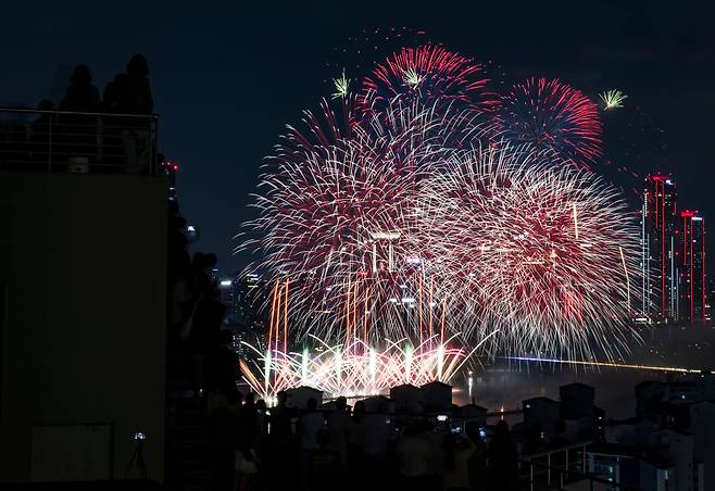 27일 오후 서울 여의도 한강공원 일대에서 2025 서울세계불꽃축제가 열리고 있다./뉴시스