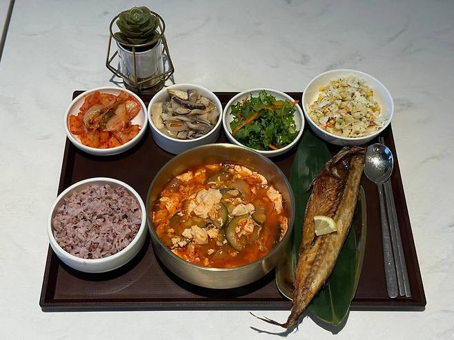 지난 24일 인천 서구 왕길동 '신검단 로열파크씨티2'에서 운영 중인 삼식서비스를 통해 제공된 저녁 식사. /방재혁 기자