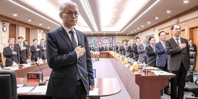 천대엽 법원행정처장을 비롯한 전국법원장들이 12일 서울 서초구 대법원에서 열린 전국법원장회의 임시회의에서 국민의례를 하고 있다. ⓒ뉴시스