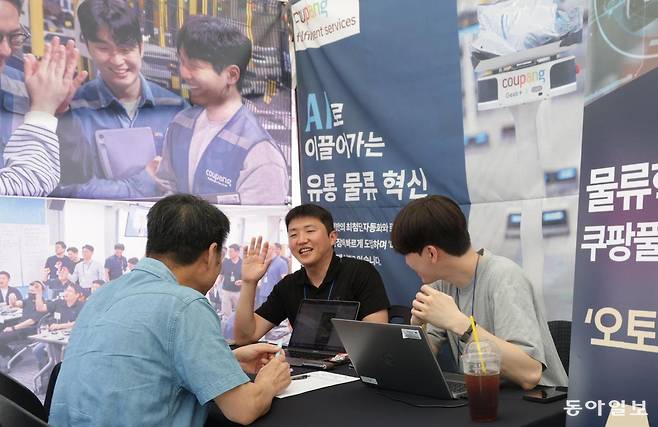 26일 한 중년 구직자가 쿠팡의 물류 자회사인 쿠팡풀필먼트서비스(CFS) 부스에서 채용 상담을 받고 있다. 박형기 기자 oneshot@donga.com
