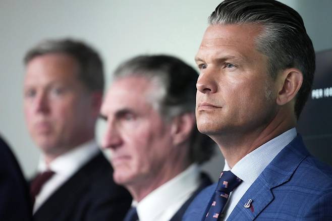 피트 헤그세스 미 국방장관이 8월 11일 백악관 브리핑룸에서 열린 워싱턴DC 치안 강화 조치 관련 기자회견에 참석해 도널드 트럼프 대통령의 발언을 듣고 있다. 2025.09.26 워싱턴=AP 뉴시스