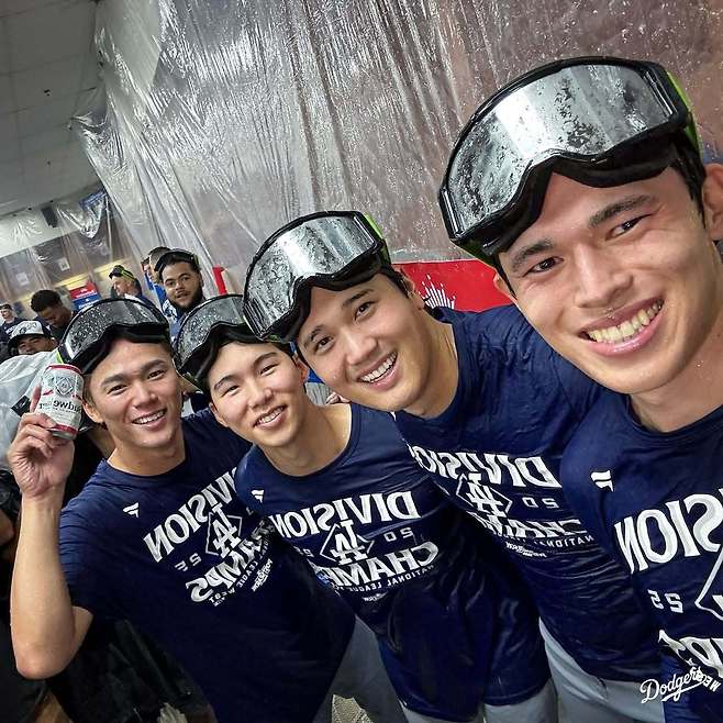 미국 프로야구 메이저리그(MLB) LA 다저스에서 뛰는 아시아 선수들이 26일 내셔널리그 서부지구 우승을 확정한 뒤 라커룸 샴페인 파티 도중 한데 모여 기념사진을 남겼다. 왼쪽부터 야마모토 요시노부, 김혜성, 오타니 쇼헤이, 사사키 로키. 
사진 출처 LA 다저스 인스타그램