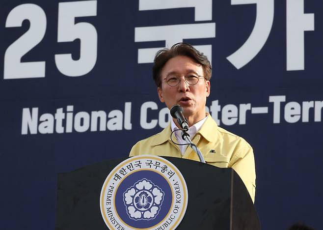 김민석 국무총리가 26일 경주 한국원자력연구원 양성자과학연구단에서 열린 2025년 국가 대테러종합훈련을 참관한 뒤 훈련요원들을 격려하고 있다. 연합뉴스.