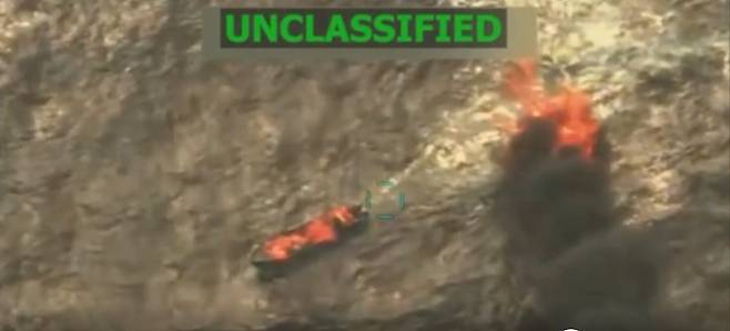 미군이 지난 15일(현지 시간) 해외 범죄 조직의 마약 운반선에 대한 공격을 감행해 3명을 사살했다고 트럼프 대통령이 밝혔다. 사진은 트럼프 대통령이 게시한 공습 영상의 한 장면. 트럼프 트루스소셜 캡쳐. 뉴시스