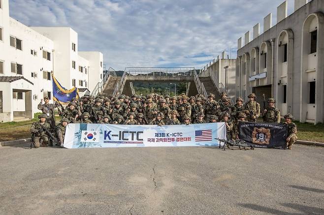 육군이 지난 22일부터 26일까지 강원 인제군 육군 과학화전투훈련단에서 제3회 국제 과학화전투 경연대회를 실시했다고 27일 밝혔다. 사진은 도시지역 교장에서 국가대항전투를 실시한 후 기념사진을 촬영하고 있는 한국군과 미군 장병들의 모습. 육군 제공