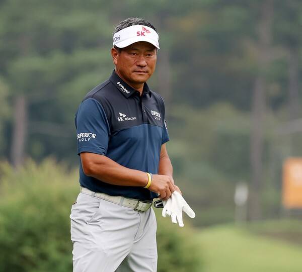 2025년 한국프로골프(KPGA) 투어 현대해상 최경주 인비테이셔널에 출전한 최경주 프로가 2라운드에서 경기하는 모습이다. 사진제공=KPGA (사진을 무단으로 사용하지 마십시오.)