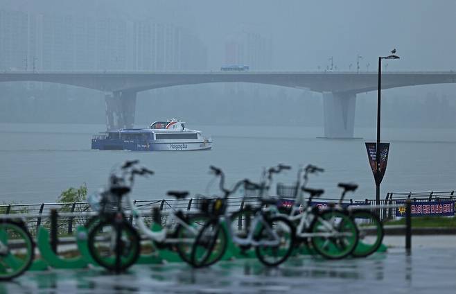 한강버스 취항식이 열린 2025년 9월17일 오전 서울 영등포구 여의도선착장에서 배가 이동하고 있다. 이종근 선임기자